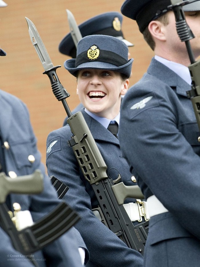 Tân binh Không quân Hoàng gia Anh trong ngày diễu binh mừng hoàn thành huấn luyện.